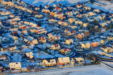 Holzgasse im Abendlicht bei Schnee im Winter in Minfeld im Bundesland Rheinland-Pfalz, Deutschland