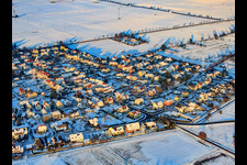 Luftbild von Holzgasse im Abendlicht bei Schnee im Winter in Minfeld im Bundesland Rheinland-Pfalz, Deutschland