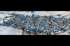 Dorfansicht im Abendlicht bei Schnee im Winter aus Süden in Minfeld im Bundesland Rheinland-Pfalz, Deutschland