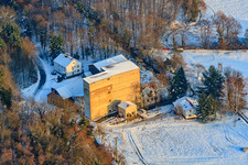 Luftbild von Hardtmühle bei Schnee im Winter in Kandel im Bundesland Rheinland-Pfalz, Deutschland