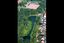 Uferbereiche am Seegebiet des Polizeiweier mit Angelvereinsgelände in Kandel im Bundesland Rheinland-Pfalz, Deutschland