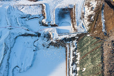 Luftbild von Winterlich schneebedeckte Gelände der aufgeschütteten Mülldeponie in Schaffhouse-pres-Seltz in Grand Est in Schaffhouse-près-Seltz im Bundesland Bas-Rhin, Frankreich