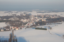 Im Winter bei Schnee in Neewiller-près-Lauterbourg im Bundesland Bas-Rhin, Frankreich aus der Luft