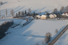 Fußballclub mit eigener Kapelle im Winter bei Schnee in Neewiller-près-Lauterbourg im Bundesland Bas-Rhin, Frankreich