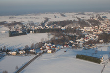 Im Winter bei Schnee in Neewiller-près-Lauterbourg im Bundesland Bas-Rhin, Frankreich vom Flugzeug aus