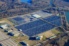 Randvoller Parkplatz des   Mercedes-Benz Global Logistics Center und der   MOSOLF Logistics & Services GmbH auf der Insel Grün in Germersheim im Bundesland Rheinland-Pfalz, Deutschland