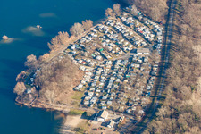 Luftbild von Wohnwagen und Zelte- Campingplatz - und Zeltplatz am Baggersee in Lingenfeld im Bundesland Rheinland-Pfalz, Deutschland