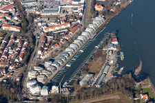 Luftbild von Wohnbebauung am Ufer des ehemaligen Hafenbeckens am Rhein Hafenstraße gegenüber von Sea-Live in Speyer im Bundesland Rheinland-Pfalz, Deutschland