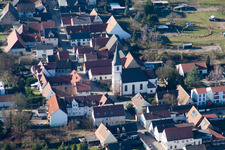 Kirchengebäude im Dorfkern in Hanhofen im Bundesland Rheinland-Pfalz, Deutschland