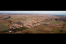 Panorama Perspektive Dorf - Ansicht am Rande von landwirtschaftlichen Feldern und Nutzflächen in Freckenfeld im Bundesland Rheinland-Pfalz, Deutschland