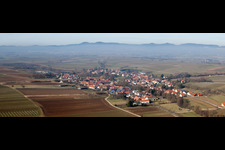 Panorama vom Ortsbereich und der Umgebung in Dierbach im Bundesland Rheinland-Pfalz, Deutschland