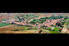 Panorama der Dorf - Ansicht am Rande von landwirtschaftlichen Feldern und Nutzflächen in Hunspach in Grand Est im Bundesland Bas-Rhin, Frankreich
