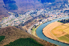 Mittelburg und Vorderburg von 1165 über dem Neckarufer in Neckarsteinach im Bundesland Hessen, Deutschland