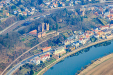 Luftbild von Mittelburg und Vorderburg von 1165 über dem Neckarufer in Neckarsteinach im Bundesland Hessen, Deutschland