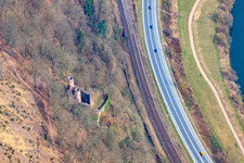 Luftbild von Burgruine Schwalbennest Am Steilhang des Neckarufers in Neckarsteinach im Bundesland Hessen, Deutschland