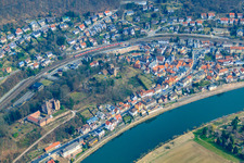 Luftaufnahme von Mittelburg und Vorderburg von 1165 über dem Neckarufer in Neckarsteinach im Bundesland Hessen, Deutschland