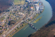 Neckarschleuse und Verlauf der B45 in Neckarsteinach im Bundesland Hessen, Deutschland