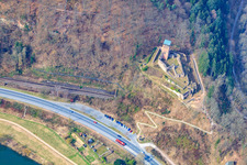 Luftbild von Ruine Hinterburg über dem Bahntunnel in Neckarsteinach im Bundesland Hessen, Deutschland