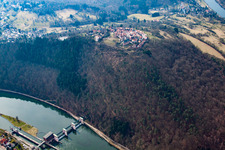 Über der Schleuse von Neckarsteinach im Ortsteil Dilsberg in Neckargemünd im Bundesland Baden-Württemberg, Deutschland