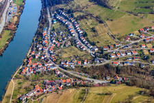 Luftaufnahme von Dorf am Neckarufer im Ortsteil Pleutersbach in Eberbach im Bundesland Baden-Württemberg, Deutschland