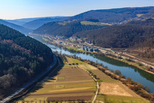 Luftbild von Uferstraße B45 am Neckarufer mit GELITA AG in Eberbach im Bundesland Baden-Württemberg, Deutschland