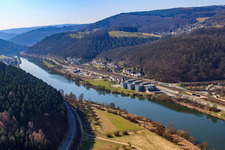 Luftaufnahme von Uferstraße B45 am Neckarufer mit GELITA AG in Eberbach im Bundesland Baden-Württemberg, Deutschland