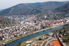 Ortskern am Uferbereich des Neckar - Flußverlaufes in Eberbach im Bundesland Baden-Württemberg, Deutschland