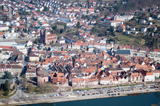 Luftbild von Ortskern am Uferbereich des Neckar - Flußverlaufes in Eberbach im Bundesland Baden-Württemberg, Deutschland