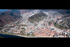 Luftbild von Panorama Perspektive des Ortskern am Uferbereich des Neckar - Flußverlaufes in Eberbach im Bundesland Baden-Württemberg, Deutschland