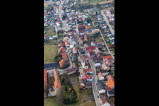 Ortsstraße von Osten im Ortsteil Grombach in Bad Rappenau im Bundesland Baden-Württemberg, Deutschland