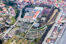 Grabreihen auf dem Gelände des Friedhofes in Oberderdingen im Ortsteil Unterderdingen im Bundesland Baden-Württemberg, Deutschland