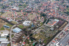 Luftaufnahme von Schulgebäude der Leopold-Feigenbutz-Realschule in Oberderdingen im Ortsteil Unterderdingen im Bundesland Baden-Württemberg, Deutschland