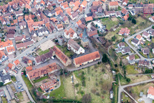 Gebäude des Rathauses der Stadtverwaltung und Hexenturm in Oberderdingen im Bundesland Baden-Württemberg, Deutschland
