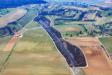 Vertieft verlaufende ICE-Schnellbahntrasse zwischen Freudensteintunnel und Wilfenbergtunnel in Oberderdingen im Bundesland Baden-Württemberg, Deutschland