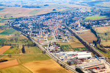 Luftbild von Ortschaftsansicht im Kraichgau am Saalbach von Süden in Gondelsheim im Bundesland Baden-Württemberg, Deutschland