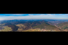 Panorama vom Ortsbereich und der Umgebung in Gleiszellen-Gleishorbach am Haardtrand im Bundesland Rheinland-Pfalz, Deutschland