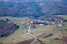 Dorf - Ansicht am Rande von landwirtschaftlichen Feldern und Nutzflächen in Liederschiedt in Grand Est im Bundesland Moselle, Frankreich
