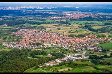 Ortsansicht der Straßen und Häuser der Wohngebiete im Ortsteil Neuburgweier in Au am Rhein im Bundesland Baden-Württemberg, Deutschland aus der Luft