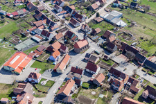 Kirchengebäude im Dorfkern in Petersbach in Grand Est im Bundesland Bas-Rhin, Frankreich