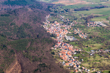 Luftaufnahme von Dorf - Ansicht am Rande von landwirtschaftlichen Feldern und Nutzflächen in Saint-Jean-Saverne in Grand Est im Bundesland Bas-Rhin, Frankreich