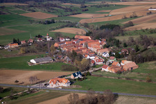 Schrägluftbild von Issenhausen im Bundesland Bas-Rhin, Frankreich