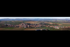 Panorama Perspektive Dorf - Ansicht am Rande von landwirtschaftlichen Feldern und Nutzflächen in Mietesheim in Grand Est im Bundesland Bas-Rhin, Frankreich