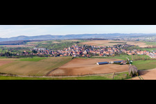 Luftbild von Panorama Perspektive Dorf - Ansicht am Rande von landwirtschaftlichen Feldern und Nutzflächen in Mietesheim in Grand Est im Bundesland Bas-Rhin, Frankreich
