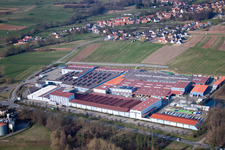 Luftaufnahme von Gebäude und Produktionshallen auf dem Werksgelände Tryba in Gundershoffen in Grand Est im Bundesland Bas-Rhin, Frankreich