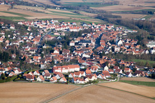 Retschwiller im Bundesland Bas-Rhin, Frankreich von der Drohne aus gesehen