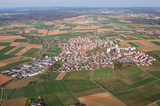 Ortsansicht der Straßen und Häuser der Wohngebiete in Ditzingen im Ortsteil Hirschlanden im Bundesland Baden-Württemberg, Deutschland