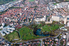 Schrägluftbild von Parkanlage mit Parksee in Leonberg im Ortsteil Eltingen im Bundesland Baden-Württemberg, Deutschland