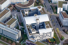 Verwaltungsgebäude des Unternehmens der Dr. Ing. h.c. F. Porsche AG in Weilimdorf in Stuttgart im Bundesland Baden-Württemberg, Deutschland