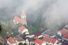 Protestantische Kirche Minfeld im Nebel im Bundesland Rheinland-Pfalz, Deutschland