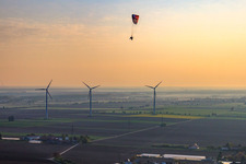 Paragleiter über dem Windpark Minfeld im Bundesland Rheinland-Pfalz, Deutschland